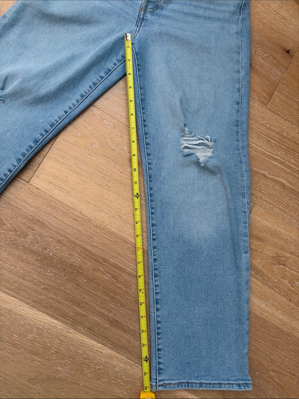 Women’s Distressed Levi’s Ribcage Straight Ankle Jeans (26) - Picture 5 of 11